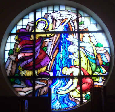 Moses slr vann av klippen. Glassmaleri av Per Vigeland i Frogner kirke.