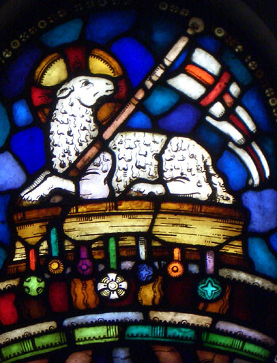 Det seirende Guds lam, detalj fra glassmaleri i Frogner kirke av Per Vigeland. Foto: Jardar Seim.