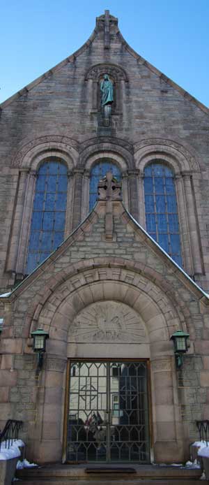 Utsnitt av Frogner kirkes fasade mot Bygdøy allé. Foto: Jardar Seim.